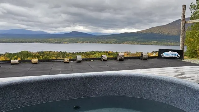 Badtunna med utsikt över Ottsjön och fjällen