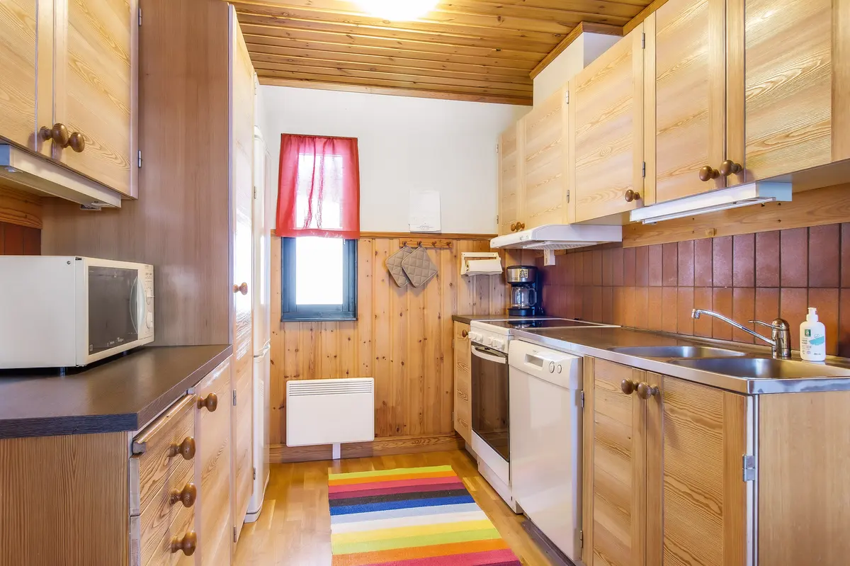 Kök med spis och diskbänk i lägenhet i markplan