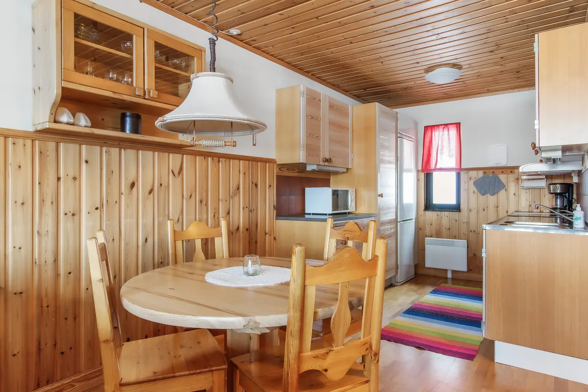 Matplats vid köket i lägenhet med 4 bäddar