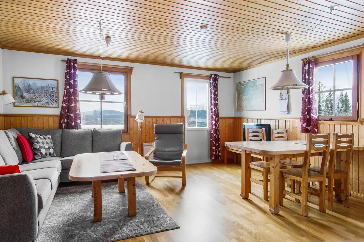 Vardagsrum och matplats i lägenhet med 6 bäddar