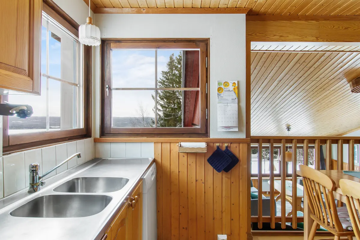 Kök med fönster mot skogen i stuga 10