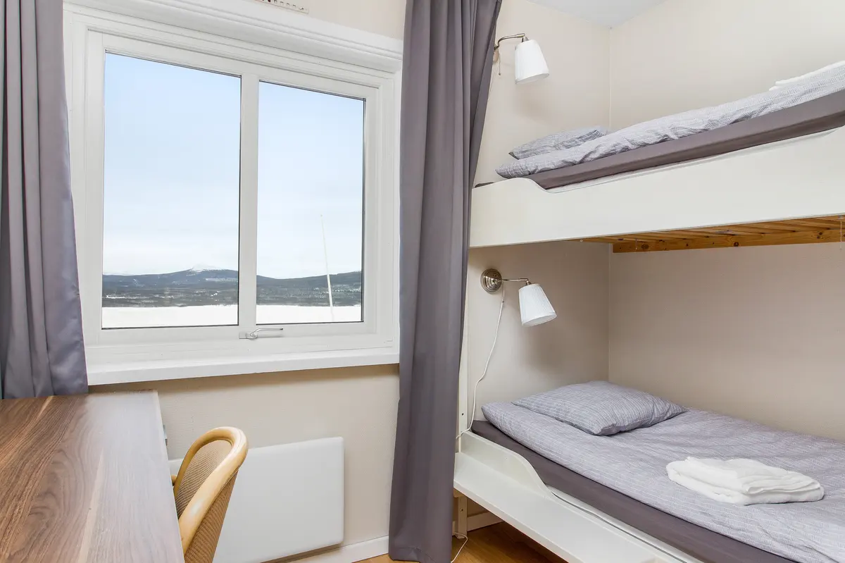 Rum med våningssäng och utsikt mot sjön i Wärdshuset