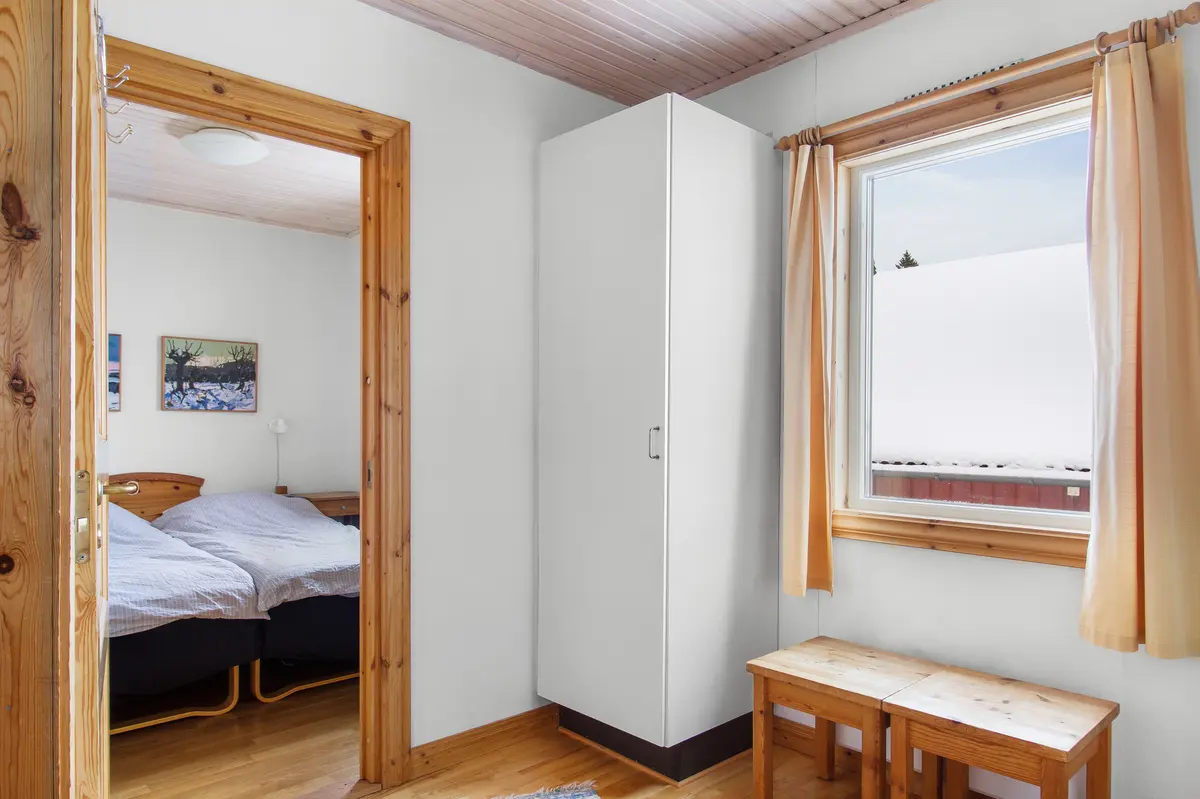 Sovrum och hall i stuga 1