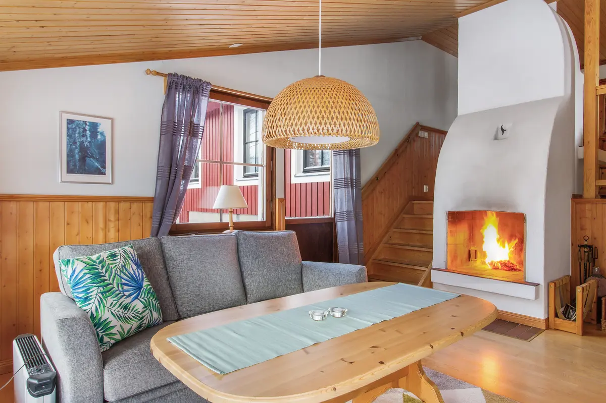 Soffa och öppen spis i stuga 10