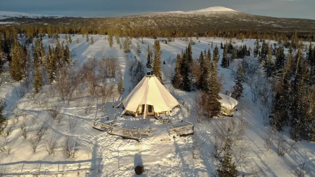 Platåkåtan i snön med fjället i bakgrunden