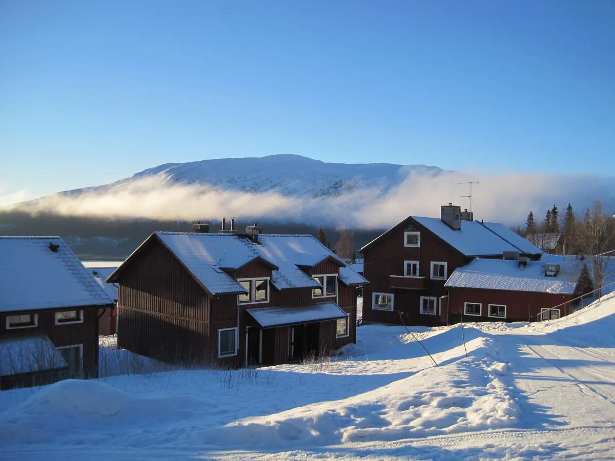 Föreningens hus i vintersol under Ottfjället