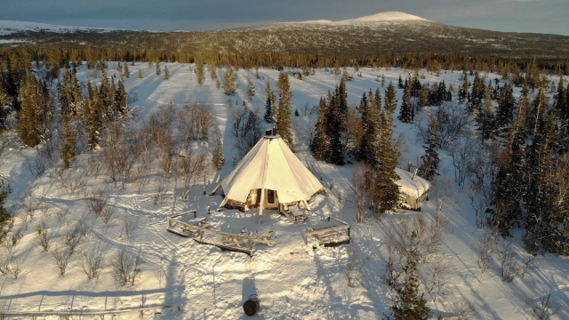 Snöigt landskap med tält