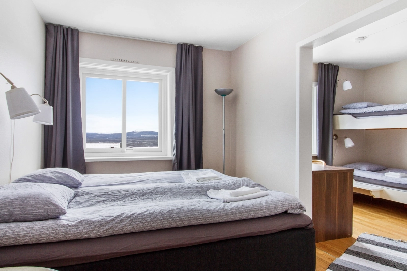 Sovrum med fönster och sängar