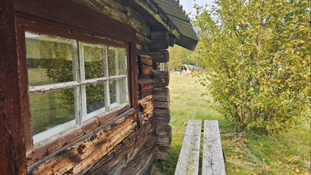 Gamla stuga vid fönster